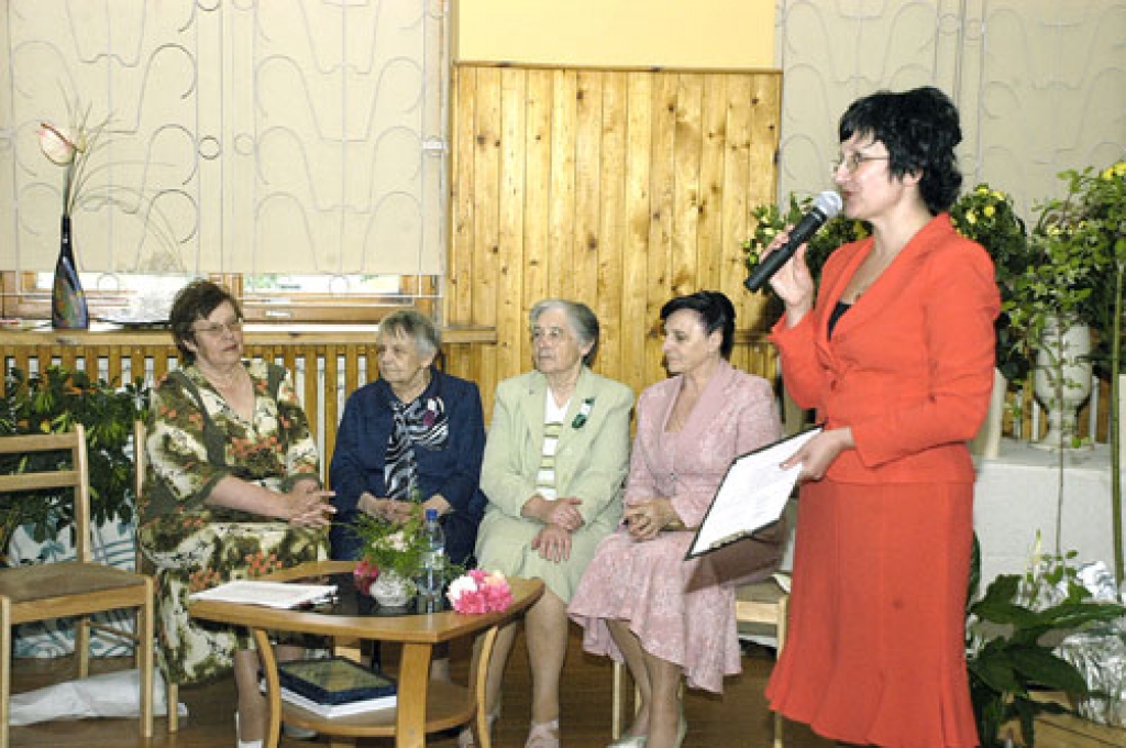 Internātpamatskola izceļas ar ilggadējiem darbiniekiem. Piemēram, direktores bijušas tikai trīs – Judīte Rubina (no labās; vadītāja jau devīto gadu), Solveiga Zemberga (no kreisās; 17 g.) un Marija Dumbre (24 g.). Savukārt pirmās mācību pārzines Intas Ceiziņas (vidū; 25 g.) pienākumus joprojām pilda Dzidra Miezere (arī 25. darba gads). 