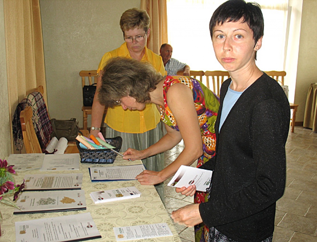 Bauskas rajona Tūrisma informācijas centra direktore Inese Turkupole-Zilpure (priekšplānā) kopā ar Bauskas novadpētniecības un mākslas muzeja darbiniekiem iepazīstas ar projekta «Cultour – Kultūrtūrisma attīstība» laikā tapušiem  iespieddarbiem. 
Autors: Vilnis Auzāns