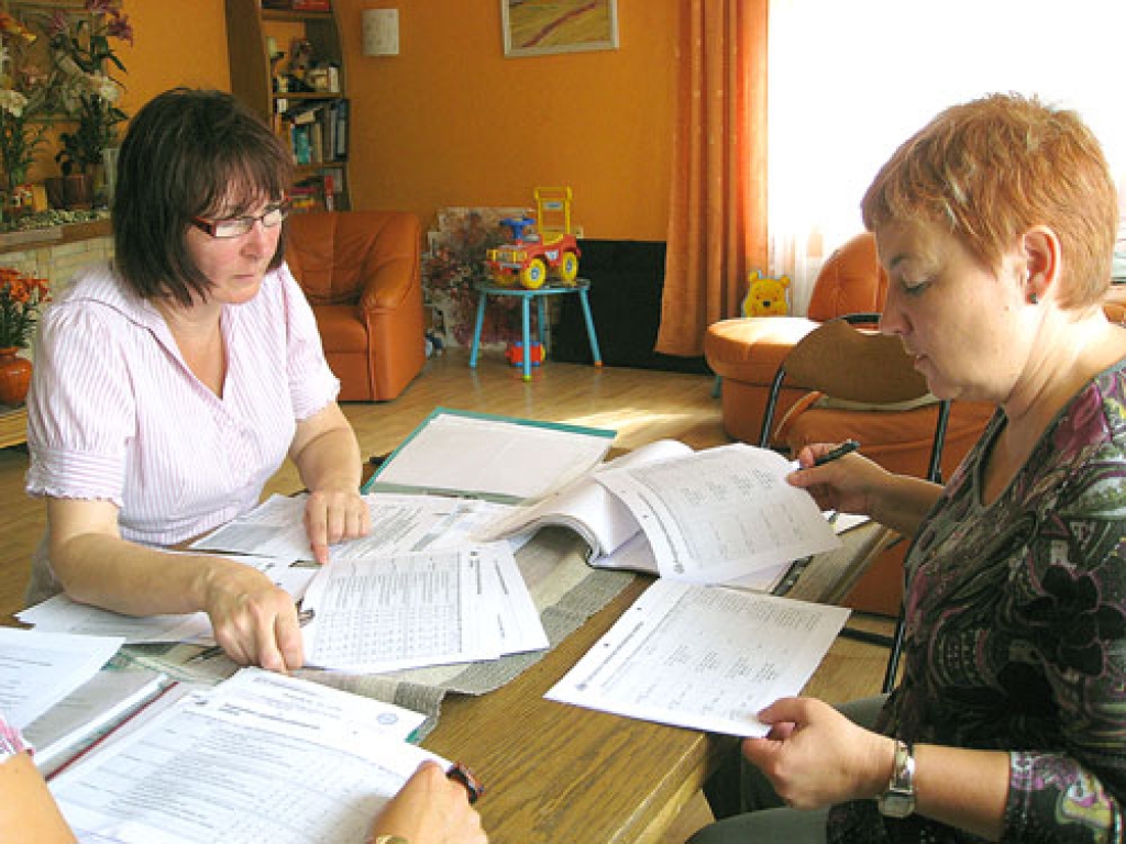 Dokumentu klāstu, kas ir plašs, pārlūko VAAD mēslošanas līdzekļu uzraudzības daļas vadītāja Skaidrīte Rulle (no labās) un VAAD Zemgales reģionālās nodaļas vecākā inspektore Janīna Onževa. Viņas pārliecinās, kā ievēroti lauku mēslošanas plāni.
Autors: Mārīte Ozoliņa