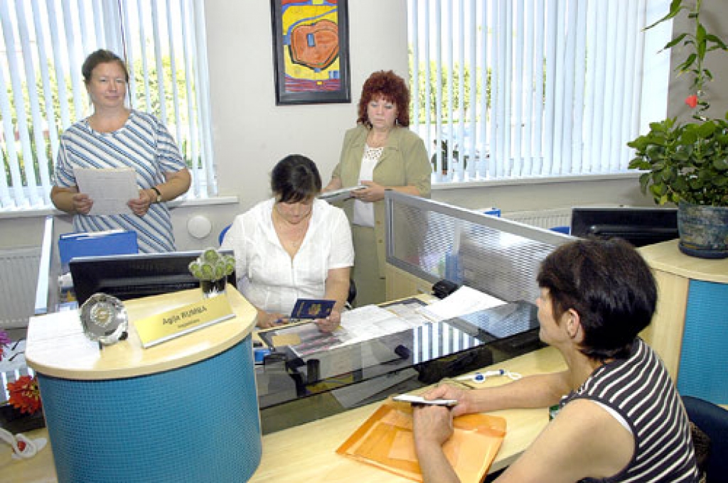 VSAA klientu apkalpošanas punktu Bauskā vadīs Dace Olte (no kreisās). Ar klientu apkalpošanas procesu iepazīstina līdzšinējās nodaļas vadītāja Inta Savicka. Pabalsta saņemšanas kārtību apmeklētājai skaidro inspektore Agija Rumba. 
Autors: Ivars Bogdanovs