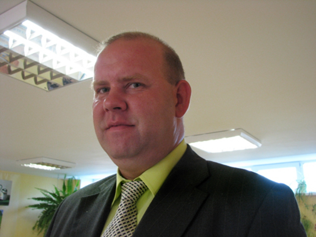 Deputātam Agrim Kondrātam jānoliek deputāta mandāts, jo viņš apstiprināts par Kurmenes pagasta pārvaldes vadītāju.
Autors: no «Bauskas Dzīves» arhīva.