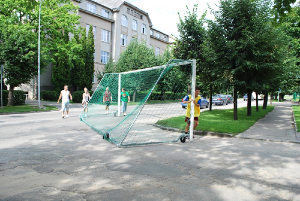No Bauskas 1. vidusskolas sporta laukuma futbola vārtus pārvieto uz stadionu, kur tie atradīsies kādu laiku. 
Autors: Uldis Varnevičs