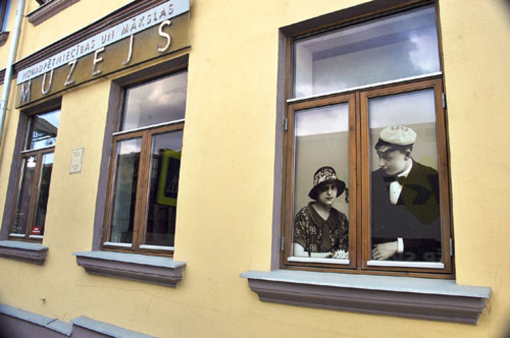 Pagaidām fotogrāfijas ir izvietotas muzeja pirmā stāva logos, bet pēc ekspozīcijas zāles remonta tās pārvietos uz otro stāvu.
Autors: Ivars Bogdanovs