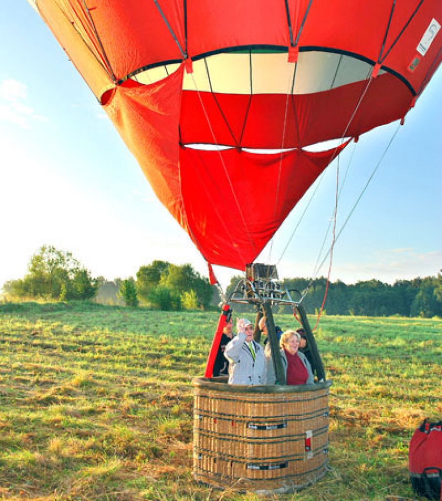 Jānis Matisons, Bauskas pilsētas Tautas nama direktors, savu pirmspēdējo darbdienu sāk ar pacelšanos virs pilsētas gaisa balonā. Grozā kopā ar viņu ir arī kundze Žanete.
Autors: Laimonis Šulcs