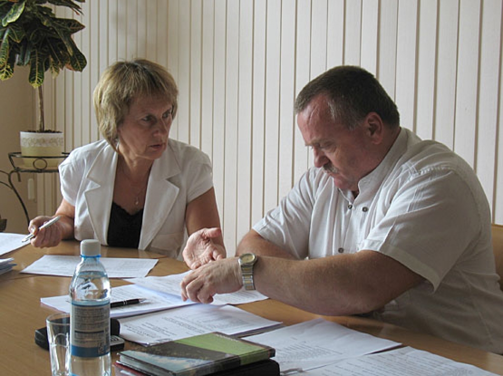 Bauskas novada Domes priekšsēdētājs Valdis Veips un izpilddirektore Dagnija Ludrika gatavojas vadīt Finanšu komitejas sēdi 27. jūlijā.
Autors: Vilnis Auzāns