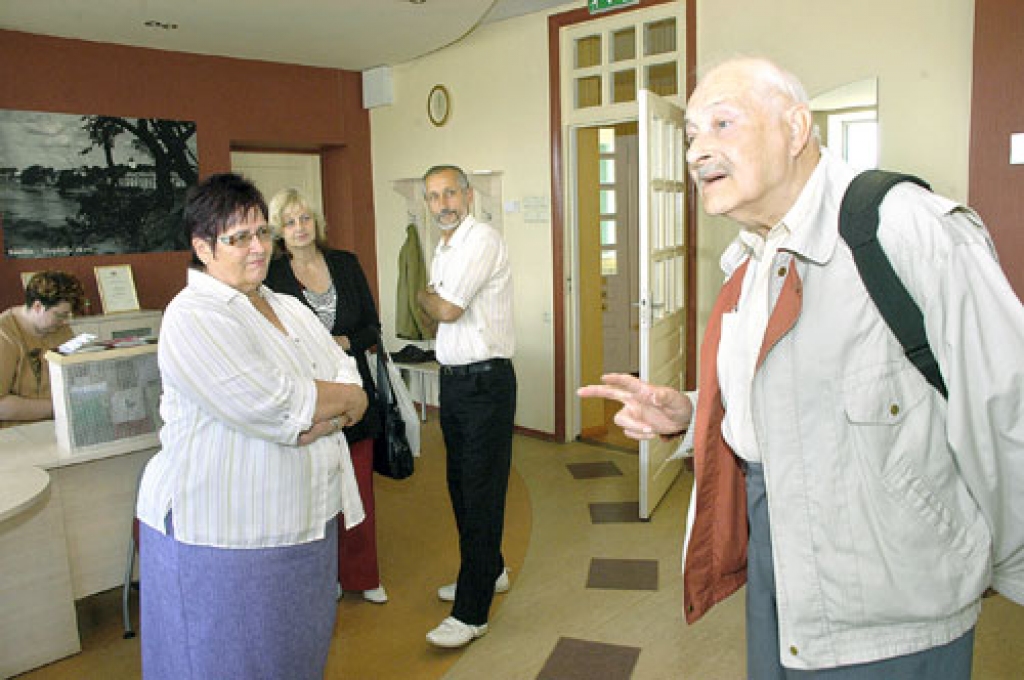 Rihards Felds – tautietis no Lielbritānijas – šonedēļ pirmo reizi viesojās Bauskas Centrālajā bibliotēkā un iepazinās ar direktori Baibu Tormani. 
Autors: Ivars Bogdanovs