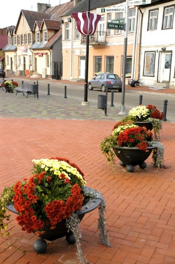 Beidzoties svētku centrālajam pasākumam un nakts ballei Rātslaukumā, svētdienas, 26. jūlija, rītā teritorija tika sakopta nepilnu triju stundu laikā.
Autors: no «Bauskas Dzīves» arhīva