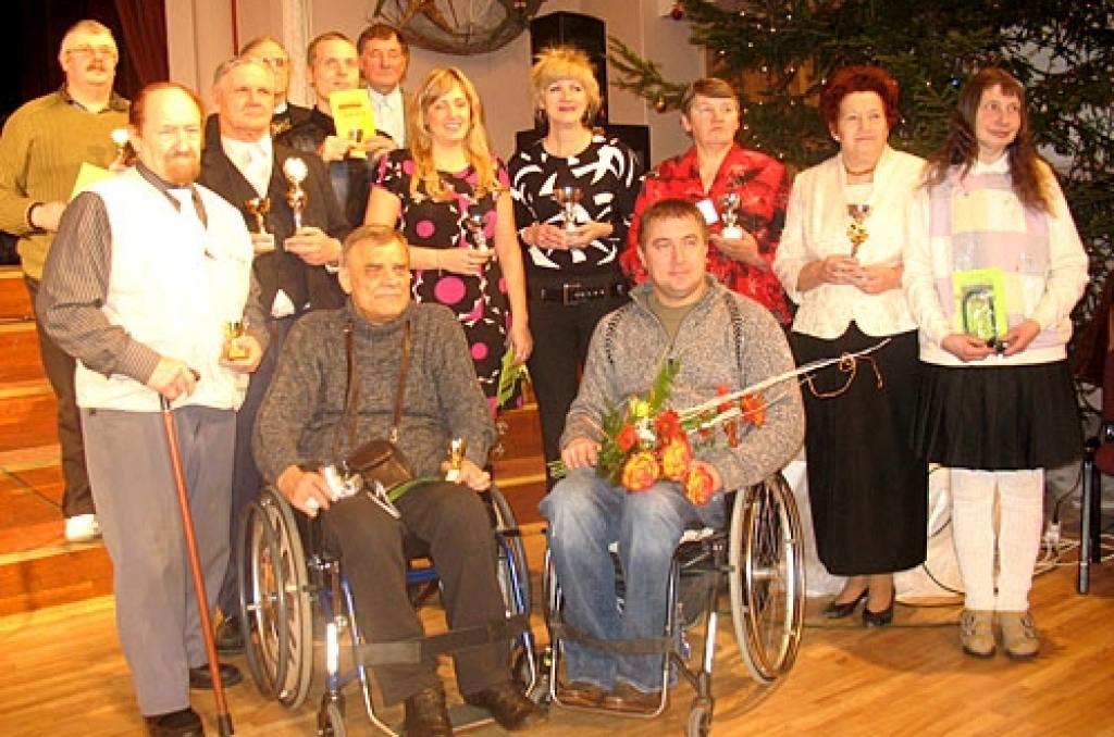 Invalīdu sporta un rehabilitācijas biedrības „Bauska” labākie sportisti kopā ar paraolimpisko spēļu čempionu Aigaru Apini.
Autors: no «Bauskas Dzīves» arhīva