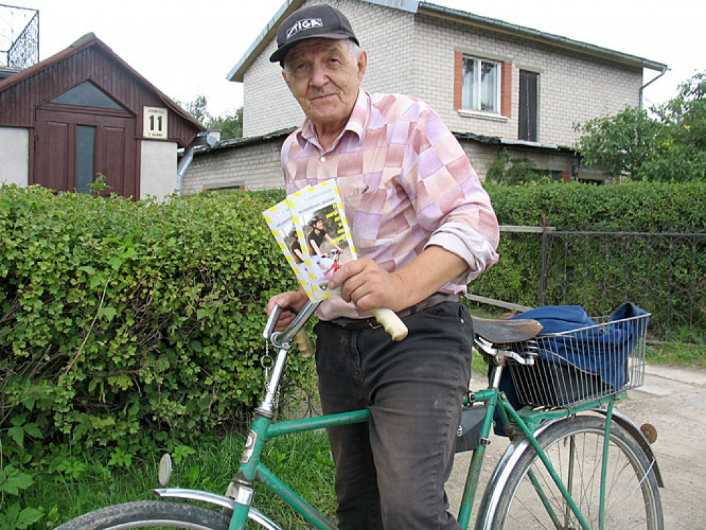 Jauno bukletu par drošu velobraukšanu saņēmis baušķenieks Andris Lasis. Vīrs atzīst, ka pēdējā laikā ar divriteni pārvietojas arvien biežāk. Prieks par jauno Dārza ielas veloceliņu, tādu pilsētā varētu būt vairāk. 
Autors: Vilnis Auzāns