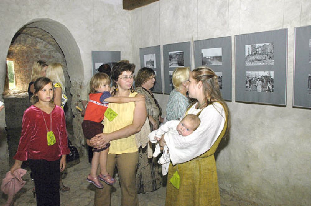 Nacionālā mākslas muzeja speciāliste codiete Vineta Skalberga (vidū) ar meitām Solvitu un Evelīnu apmeklēja Sanitas Behmanes-Baibakovas (no labās) amatu paraugdemonstrējumus un fotoizstādi pilī. Sanitas divus mēnešus vecajam dēliņam Tomam Bauskas 400 gadu jubileja bija pirmie svētki.
Autors: Ivars Bogdanovs