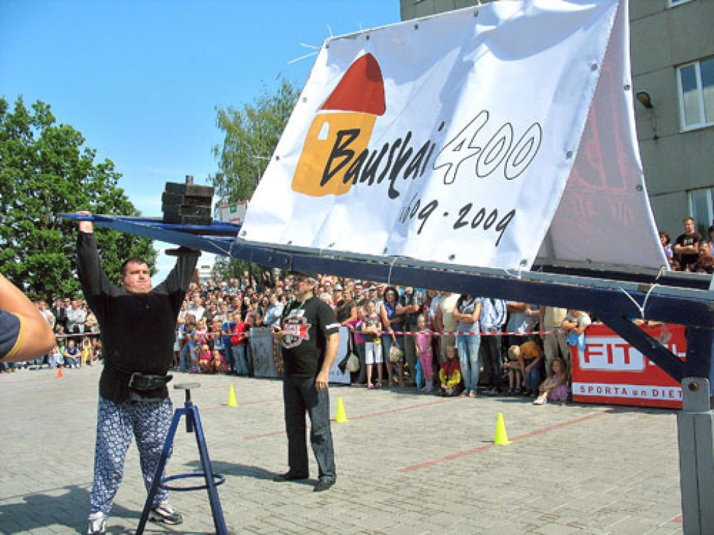 Disciplīnā «Vikingu prese» Uzbekistānas pārstāvis Sergejs Trubicins 110 kilogramus smago ierīci pacēla 15 reižu.
Autors: Vilnis Auzāns