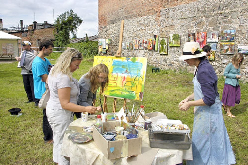 Vēsturiskas kopgleznas veidošana pilsētas svētku laikā Mākslinieku dārzā. Iniciatore – māksliniece Elga Grīnvalde (no labās).
Autors: Ivars Bogdanovs