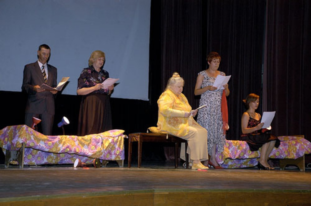 Bauskas literātu apvienības dalībnieki – Andris Kopeika (no kreisās), Dagnija Gasūna, Ināra Druva, Sandra Cīrule un Sintija Matulēna – sarīkojumā lasīja savus dzejoļus. 
Autors: Ivars Bogdanovs