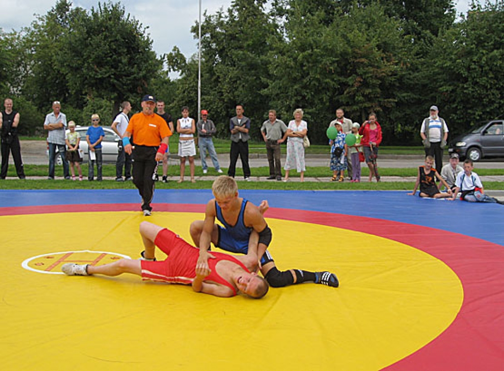 Mežotnieks Iļja Artemjevs (zilajā tērpā) brīvajā cīņā guva kārtējo uzvaru, pieveicot līdzaudzi Kasparu Medvedevu. 
Autors: Mārīte Ozoliņa