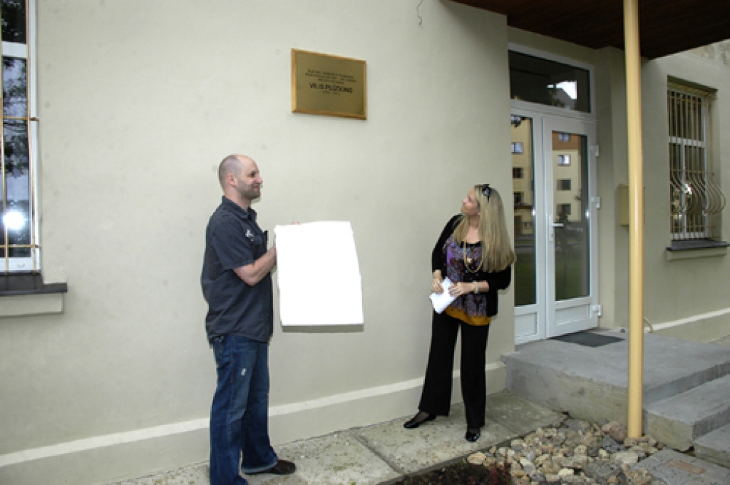 Tagadējā Salātu ielā 31 kādreiz atradusies Pilsmuižas skola. Piemiņas plāksne, ko gādājuši Egīls un Iveta Āboliņi, atgādina, ka šeit mācījies dzejnieks Vilis Plūdons.
Autors: Ivars Bogdanovs