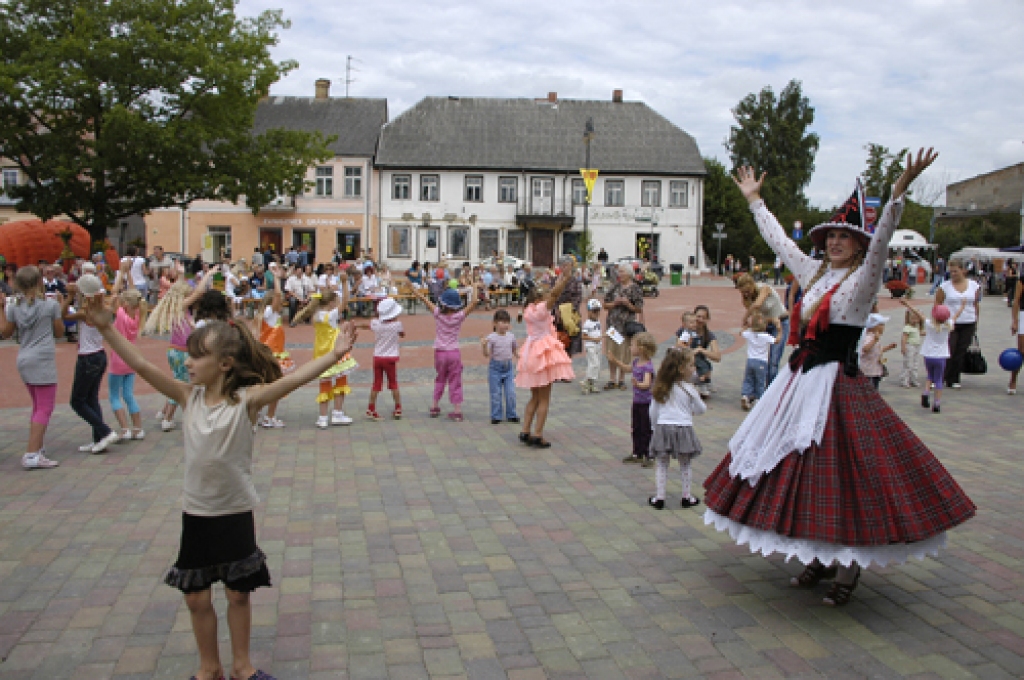Dina Bitēna-Sirmā iesaistīja mazuļus jautrā līdzdziedāšanā. 
Autors: Ivars Bogdanovs