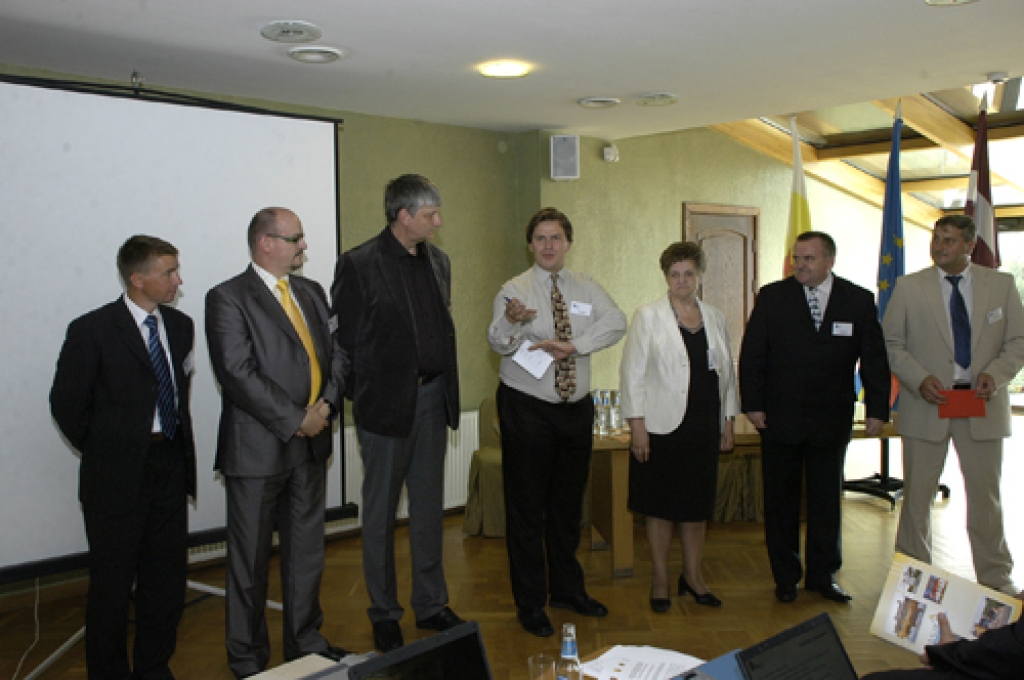 Konferenci 24. jūlijā atklājot – Ripinas pilsētas mērs Mareks Blažkēvičs (otrais no kreisās), Hedemoras komūnas izpildkomitejas priekšsēdētājs Ulfs Hānsons, konferences moderators Ansis Bogustovs, Bauskas novada Domes priekšsēdētāja vietniece Ārija Gaile, Bauskas novada Domes priekšsēdētājs Valdis Veips un Pakrojas mērs Sauļus Gegiecks.
Autors: Ivars Bogdanovs