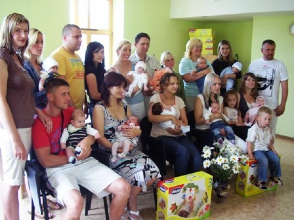 Bauskas Dome 24. jūlijā bija sagatavojusies sveikt 20 jaundzimušos pilsētas iedzīvotājus. Par piemiņu no šī brīža – kopīga fotogrāfija.
Autors: Inga Muižniece