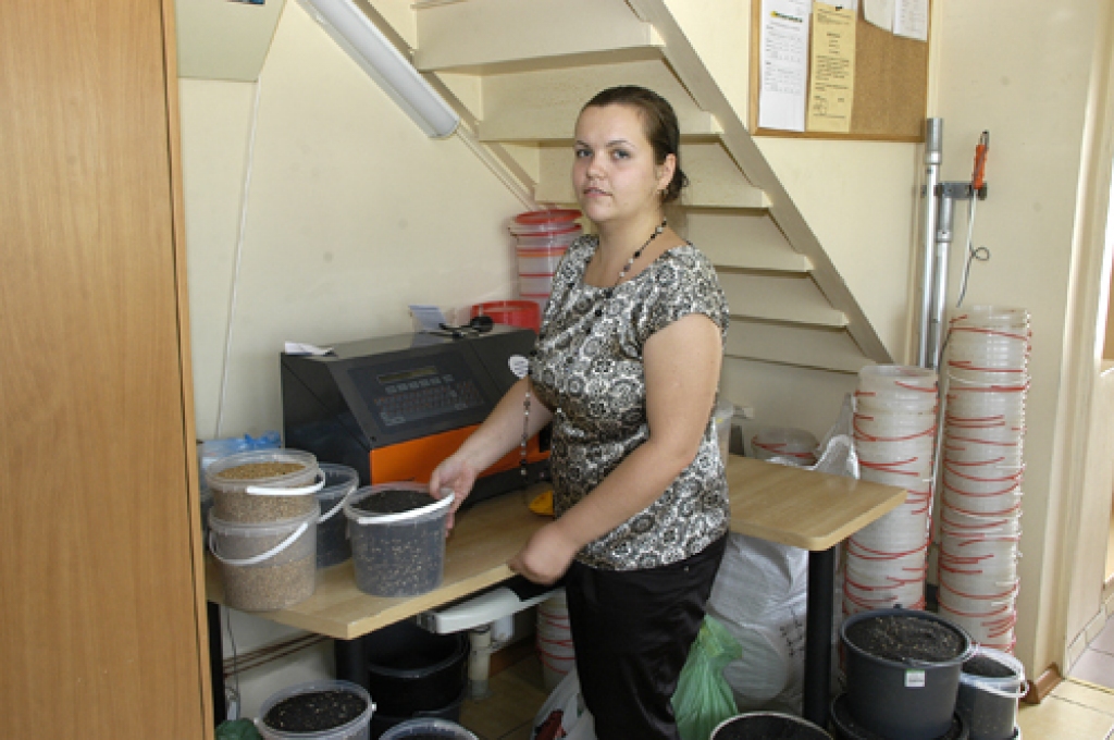 SIA «Iecavnieks» laboratorijā Zane Putāne strādā jau astoņus gadus, tagad viņai uzticēti laboratorijas vadītājas pienākumi. Tie viņu nebiedē, jo līdzās ir zinošas kolēģes.
Autors: Ivars Bogdanovs