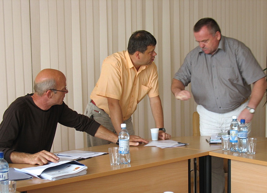 Deputāti Jānis Feldmanis (no kreisās) un Egīls Millers ar priekšsēdētāju Valdi Veipu steidz pārrunāt dažus svarīgus jautājumus pirms Bauskas novada Domes Vides un attīstības komitejas sēdes 23. jūlijā.
Autors: Vilnis Auzāns