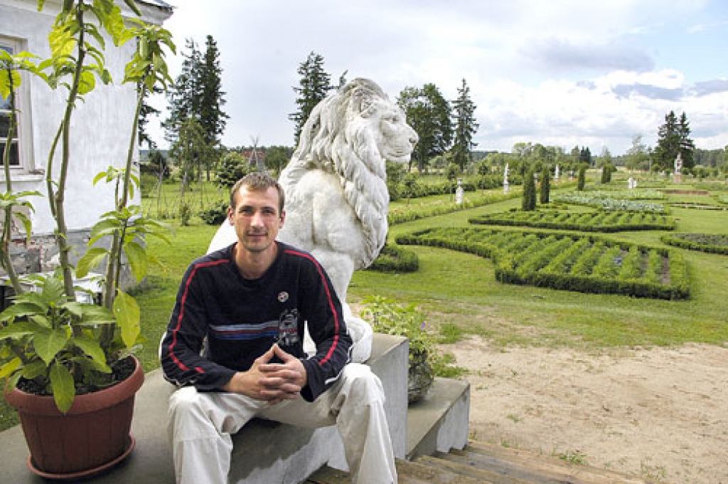 Kopienas iedzīvotājs Jevģeņijs pie Bruknas muižas ziemeļu fasādes. Šogad Norvēģijā izgatavotas divas lauvu statujas, kuru oriģināli ieeju rotāja 19. gadsimtā.
Autors: Ivars Bogdanovs