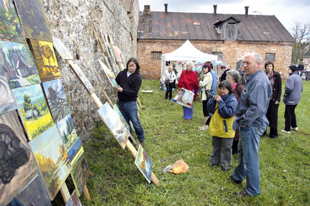 Bauskas vecpilsētā Mākslinieku dārzs pirmo reizi tika atvērts šī gada 9. maijā, kad pilsētā notika Mākslas dienas.
Autors: no «Bauskas Dzīves» arhīva.