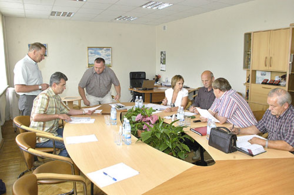 Šodien, 22. jūlijā, līdz pusdienām turpināšoties pagastu un pilsētas pārvalžu vadītāju kandidātu darba intervijas. Jautājumus uzdod konkursā iesniegto pieteikumu izvērtēšanas komisija, kurā piedalās deputāti Raitis Ābelnieks (no kreisās), Andris Āboliņš, Valdis Veips (komisijas priekšsēdētājs), izpilddirektore Dagnija Ludrika, deputāti Jānis Feldmanis, Gintauts Tarvids un Alvis Feldmanis.
Autors: Ivars Bogdanovs