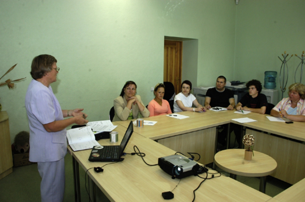 «Visam pamatā ir komerciālā domāšana. Saražot kaut ko nav problēmu, latvieši ir strādīga tauta. Taču aizvest uz tirgu, pārdot un piedāvāt – tas jau ir sarežģīti,» nodarbības sākumā sacīja gan likumdošanas, gan prakses piemēru zinošā Eleonora Maisaka (stāv).
Autors: Ivars Bogdanovs