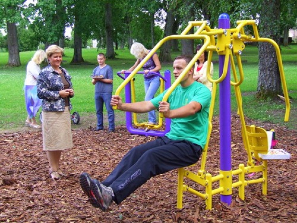 Rinalds Zandavs uzreiz izmēģināja jauno trenažieru iespējas. To vēro sociālā dienesta vadītāja Ina Jankeviča.
Autors: Dace Šileika