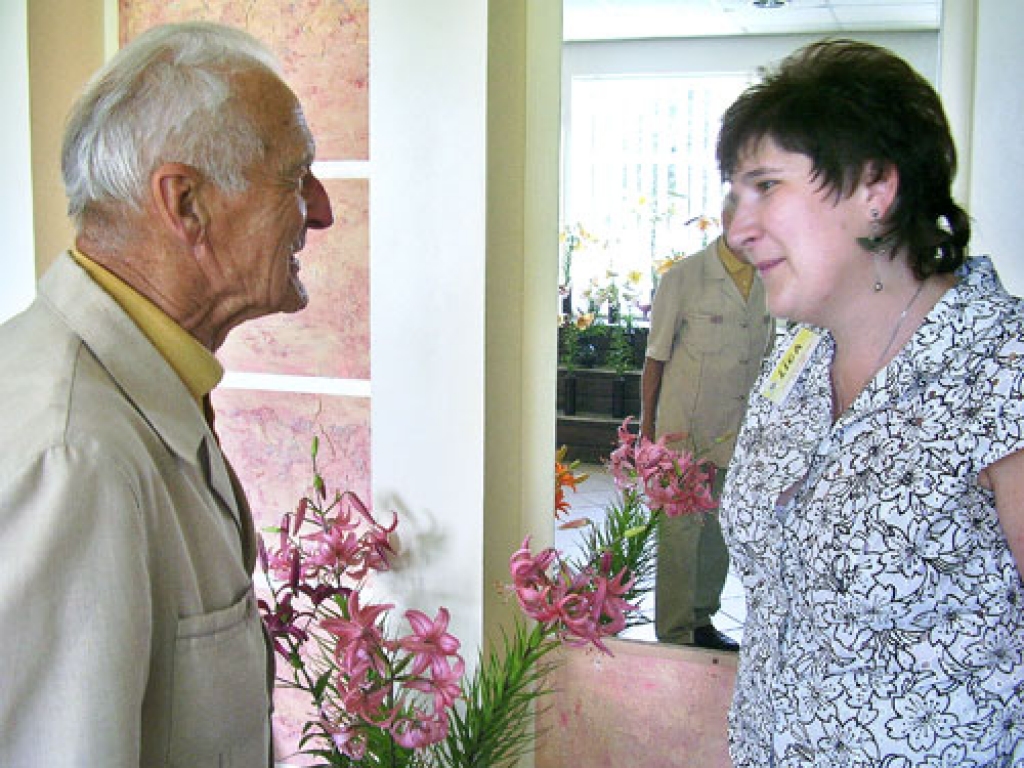 Svētku idejas autore Līga Lauriņa bija priecīga sasveicināties ar liliju audzētāju Jāni Vasarieti.
Autors: Inga Muižniece