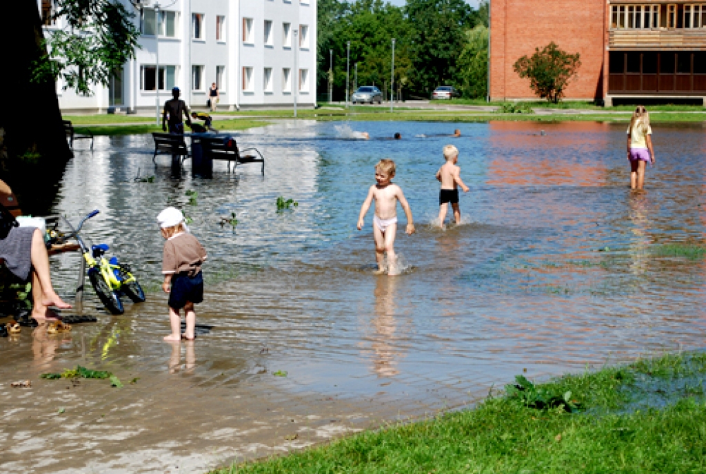 Daži baušķenieki «jaunu peldvietu» atklājuši, plunčājoties pārpludinātajā dīķī pie Bauskas 2. vidusskolas.
Autors: Uldis Varnevičs