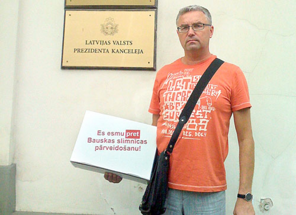 16. jūlijā vēstule ar aicinājumu saglabāt Bauskas slimnīcu iepriekšējā statusā un savāktie 12159 iedzīvotāju paraksti tika iesniegti Valsts prezidenta kancelejā. Attēlā – Bauskas uzņēmējs Aļģis Mašals ar iesniedzamo parakstu kasti pie Prezidenta pils.
Autors: Dace Mašale