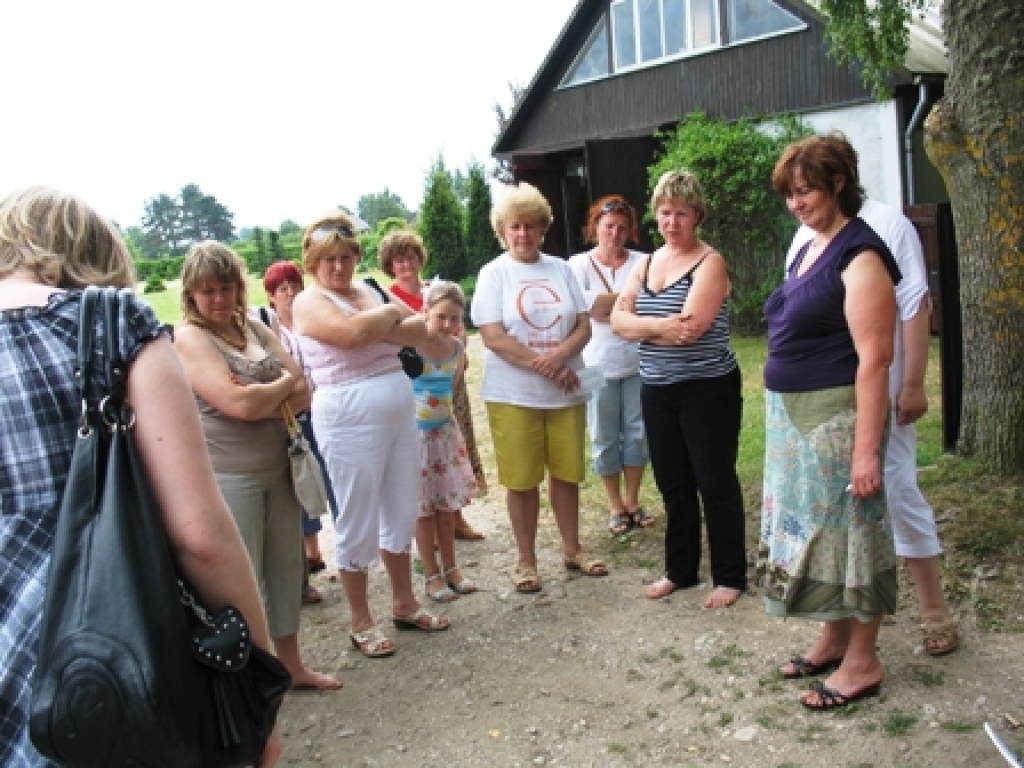 Skaistkalnes sieviešu kluba «Mēmelīte» dalībniece Laima Indriķe (no labās) aktīvi darbojas savā pagastā un arī Bauskas sieviešu klubā «Apvārsnis», ar ko kopā dodas arī pieredzes apmaiņas braucienos.
Autors: Mārīte Ozoliņa