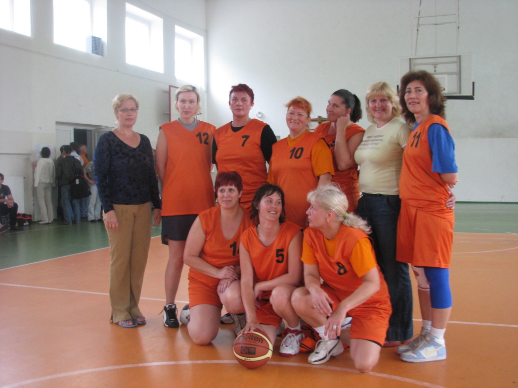 Rīgas 3. BJSS trenere kādreizējā baušķeniece Ingūna Markūne (trešā no labās otrajā rindā) Latvijas sporta veterānu 46. sporta spēlēs Bauskas rajona komandai palīdzēja izcīnīt zelta medaļas. 
Autors: Juris Iļņickis