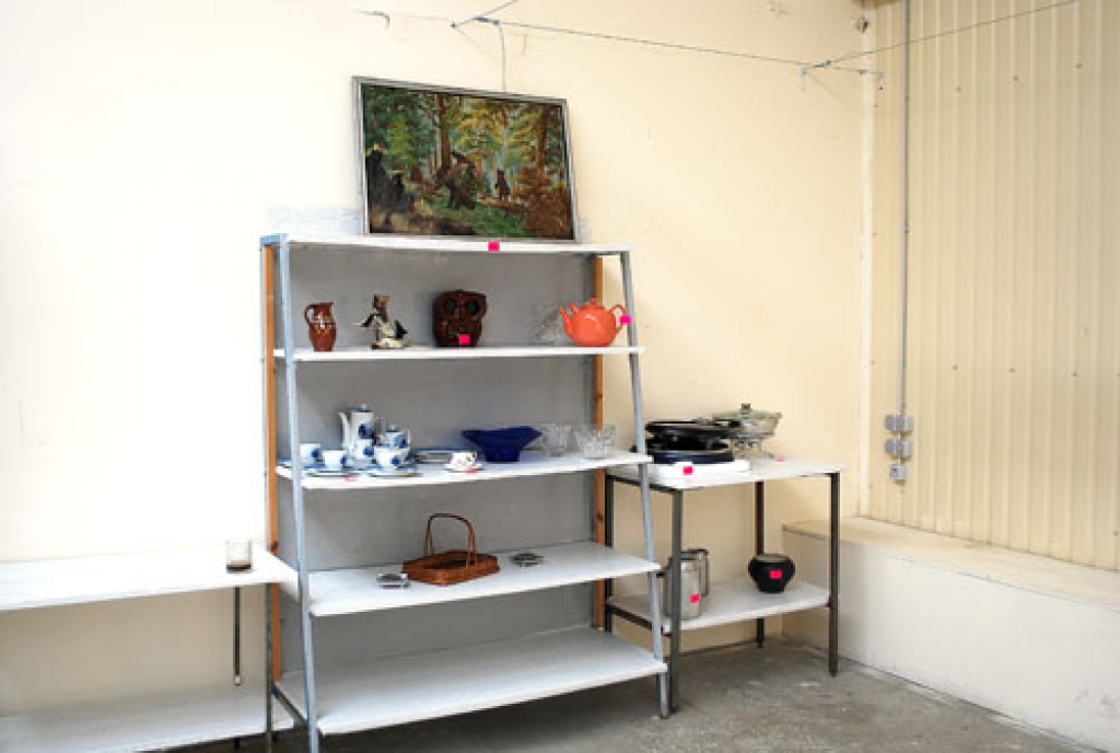 Pašlaik piedāvājums komisijas preču veikalā Bauskas vecajā tirgū ir visai mazs. Tomēr aizvien bēdīgākā ekonomiskā situācija drīz piedāvājumu var ievērojami paplašināt.
Autors: Uldis Varnevičs