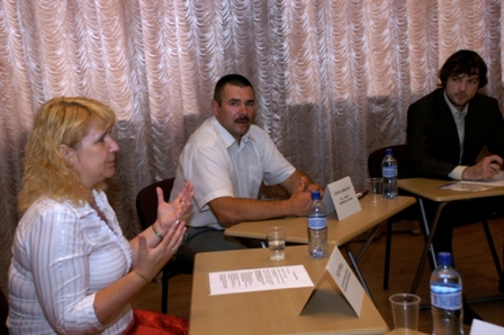 Jelgavniece Ilze Vītola attēlā Bauskas pilskalna estrādi uzskata par kāzu muzikantu saieta vispiemērotāko vietu. Festivāls tiek rīkots sadarbībā ar portālu www.precos.lv, kura redaktors Māris Pūce arī piedalījās preses konferencē (no labās).
Autors: Ivars Bogdanovs