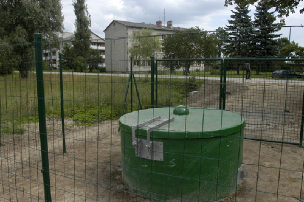 Codes pagasta administrācijas komunālajam dienestam esot ļoti nopietna tehniskā bāze (attēlā ūdens attīrīšanas iekārtas). Tomēr šis dienests pats nevarot nopelnīt darbinieku algām, iekārtu uzturēšanai, degvielai u. c. izdevumiem.
Autors: no «Bauskas Dzīves» arhīva.