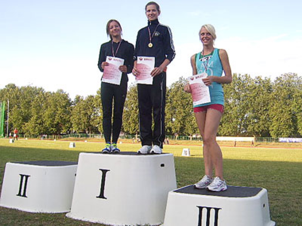 Liene Rotberga (no kreisās) pirmo reizi sportiskajā karjerā uz viena goda pjedestāla pakāpiena ar sāncensi, jo abas uzrādīja vienādu rezultātu. 
Autors: ILZE LADUSĀNE