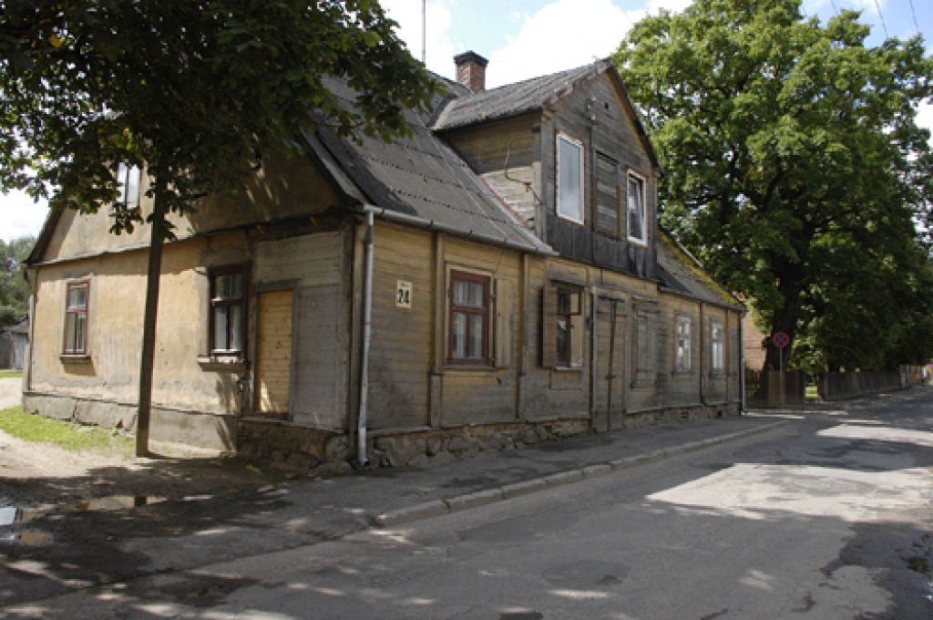 Rīgas ielas 24. mājas iedzīvotāji Bauskā ir neapmierināti, ka 30 gadu laikā pašreizējam apsaimniekotājam īpašus uzlabojumus ēkai nav izdevies panākt. 
Autors: Ivars Bogdanovs