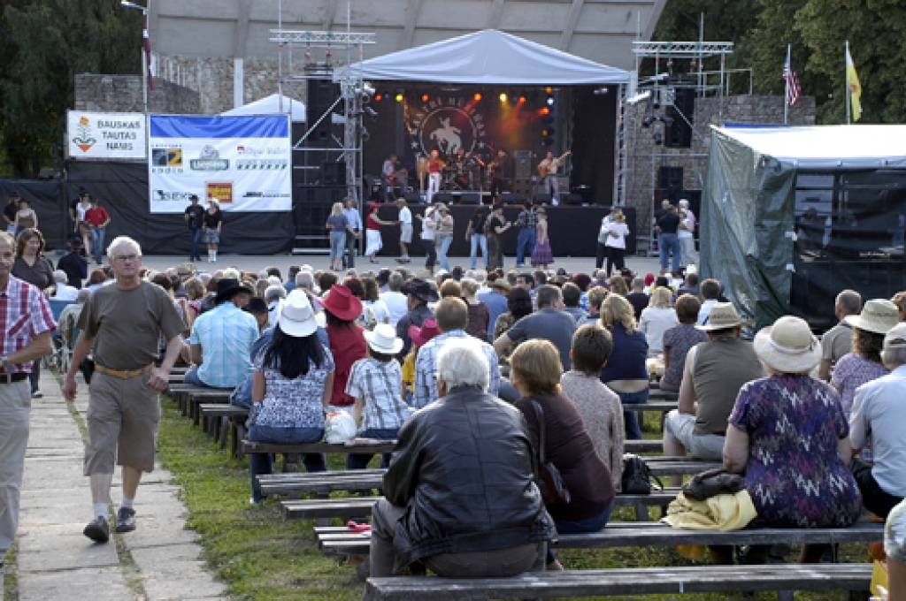 2009. gada Kantrifestivāls Bauskā sācies. Skatītāju un dejotāju vēl nav pārāk daudz, bet, cik bija  viņu pēc pāris stundām, redzēsit nākamajā fotogrāfijā...
Autors: Ivars Bogdanovs