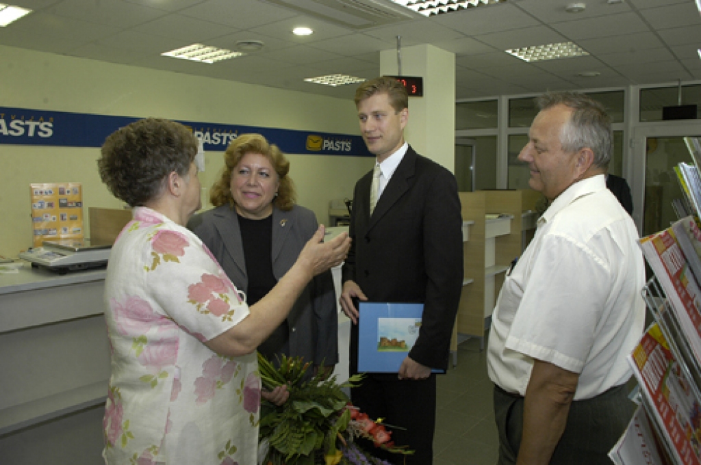 Va/s «Latvijas Pasts» valdes priekšsēdētāju Maigu Dzērvīti (otrā no kreisās) un Filatēlijas dienesta vadītāju Edmundu Bebrišu (otrais no labās) sveica Bauskas novada Domes priekšsēdētāja vietniece Ārija Gaile un Bauskas pilsētas administrācijas vadītājs Jānis Mičulis. 
Autors: Ivars Bogdanovs