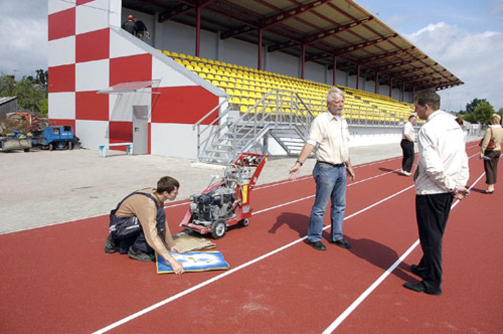 Moderns skrejceļš Bauskas stadionā ir tapis, sastrādājoties vairākiem uzņēmumiem. Vācijas speciālists Joahims Houbens (otrais no kreisās) ir izstrādājis līniju vilkšanas plānu un seko procesam. Darbā iesaistīti SIA «Reaton LTD» darbinieki Artūrs Bediķis (no kreisās) un Vladimirs Vorobjovs.
Autors: Ivars Bogdanovs