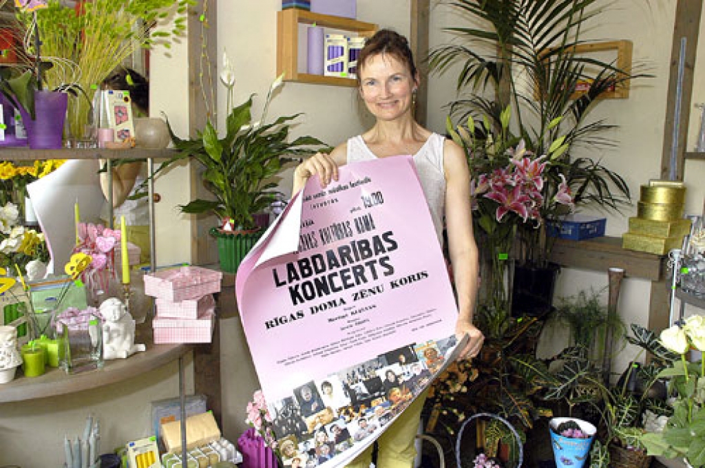 Iecavas ziedu salona «Avēnija» īpašnieces Līgas Grīnbergas aizraušanās ir nopietnā mūzika. Jau ceturto gadu Senās mūzikas festivāla laikā viņa organizē labdarības koncertu Iecavā.
Autors: Ivars Bogdanovs