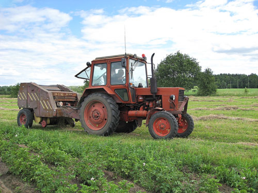 Zemnieku saimniecībā «Segliņi» Vecsaules pagastā lopbarības vākšanā izmanto paši savu tehniku. Jundis Segliņš, būdams prasmīgs tehniskajās lietās, pratis saglabāt un uzturēt darba kārtībā pļaujmašīnu, vālotāju un arī ruļļu tinēju.  
Autors: Mārīte Ozoliņa