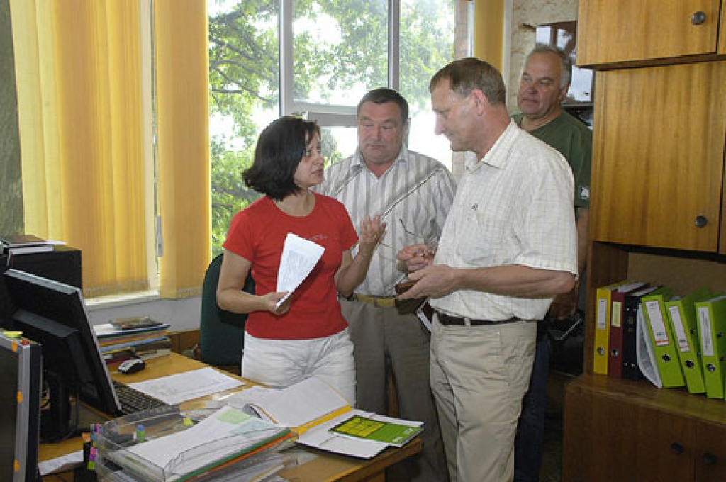 Bauskas novada jaunievēlētajai vadībai Gailīšu pagasts vakar, 7. jūlijā, bija trešā pieturvieta, lai apzinātu situāciju un iegūtu informāciju par pagastiem, kas iekļāvušies novadā. Bauskas novada Domes priekšsēdētāja vietnieks Andris Āboliņš (no labās) precizē sarunu plānu ar Gailīšu pašvaldības darbiniekiem Lailu Kalniņu, Aleksandru Bičkovu un Uldi Griķīti. 
Autors: Ivars Bogdanovs