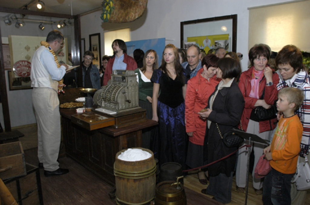 Novadpētniecības un mākslas muzeja jaunā ekspozīcija «Pastaiga pa Bausku» tika interaktīvi rādīta publikai «Muzeju naktī». Kuri to vēl nav skatījuši, aicināti 11. jūlijā.
Autors: no «Bauskas Dzīves» arhīva