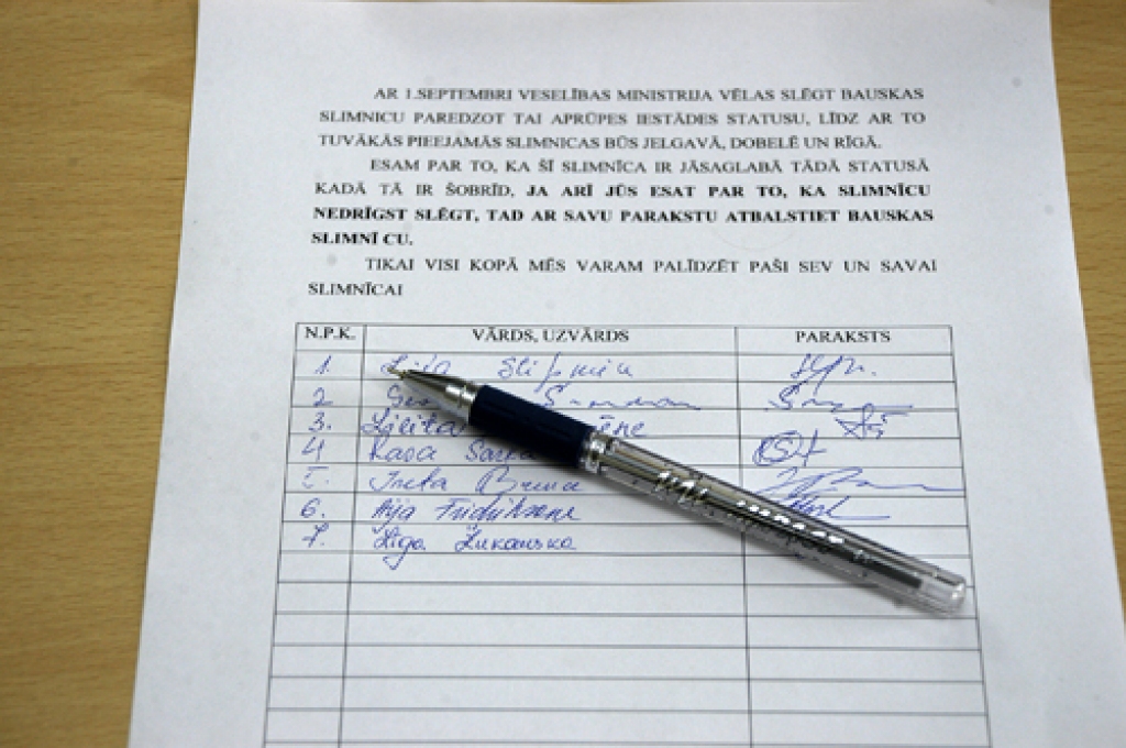 Anketas parakstu vākšanai pret Bauskas slimnīcas reorganizāciju Olga Tarvāne ir nogādājusi arī pagastu administrāciju ēkās. Attēlā – parakstīšanās lapas, kas atrodamas Gailīšu pagasta administrācijas mājas otrajā stāvā.
Autors: Ivars Bogdanovs