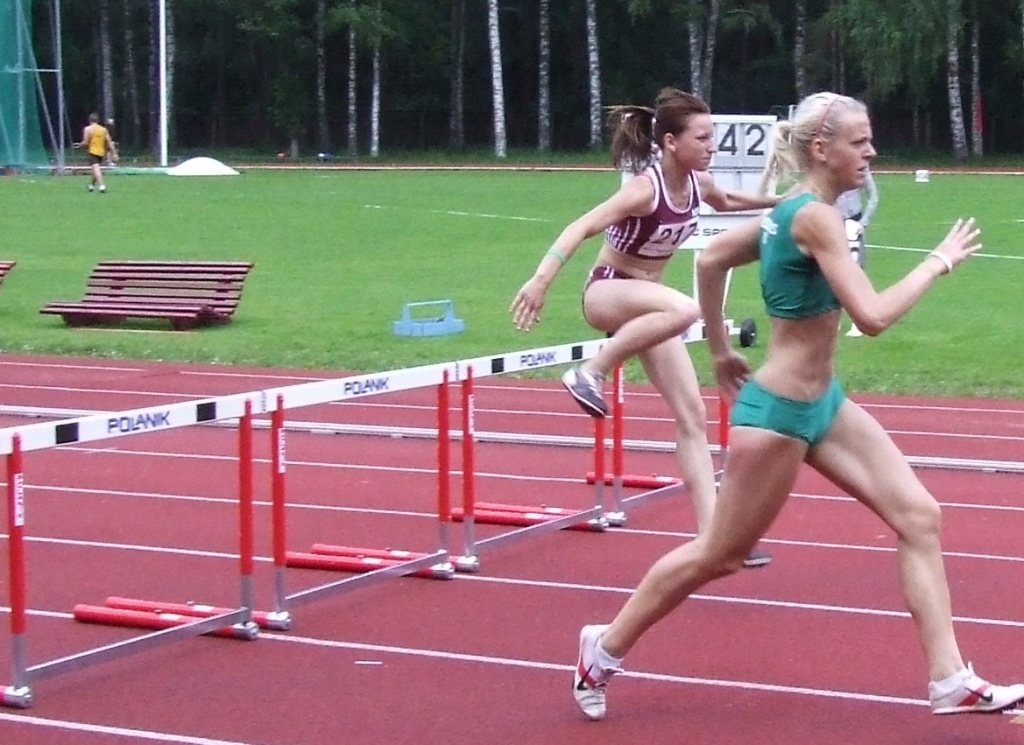 Liene Rotberga savā tradicionālajā disciplīnā – barjerskriešanā. Liene – sarkanajā tērpā, tumšmate.
Autors: no personiskā arhīva.