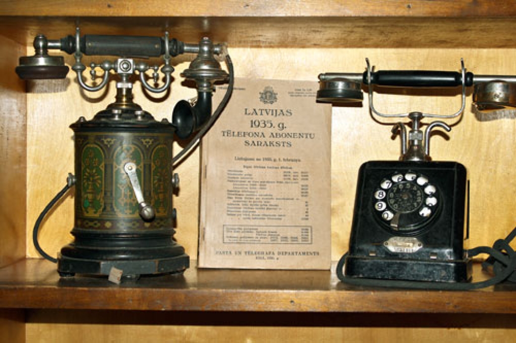 1920. – 1930. gadu tālruņa aparāti Bauskas novadpētniecības un mākslas muzeja ekspozīcijā. 
Autors: R. Ābelnieks