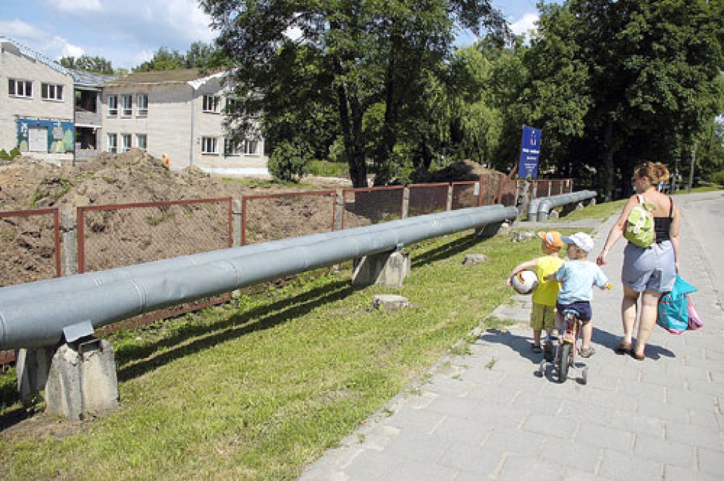 Bērnudārza «Sprīdītis» apkārtni krasi mainīs ne tikai notiekošais remonts, bet arī tas, ka zemē guldīs virspusē redzamās siltumtrases caurules. 
Autors: Ivars Bogdanovs